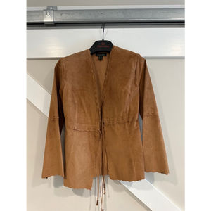 Women’s soft tan brown leather top with stitching by Danier leather Size‎ 4–6.